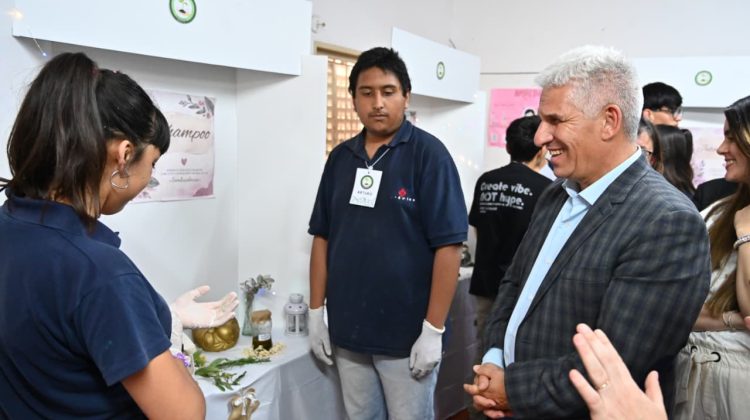 Poggi visitó una escuela del paraje El Fortín y conoció proyectos de estudiantes rurales
