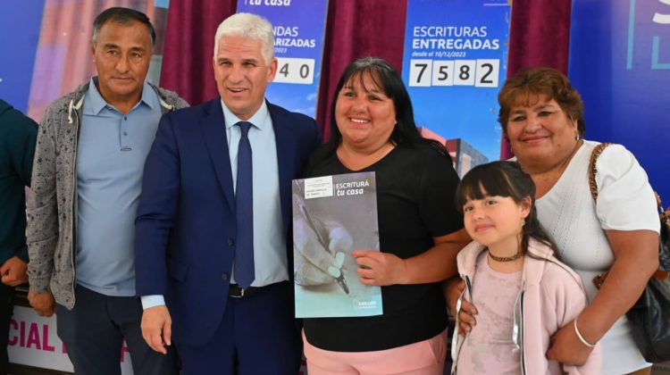 Ochenta familias de Villa Mercedes recibieron los títulos dominiales definitivos de sus hogares